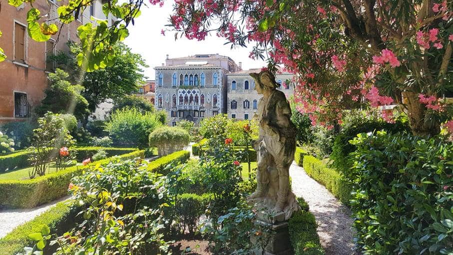 jardin venise statue fleurs palais vegetation calme
