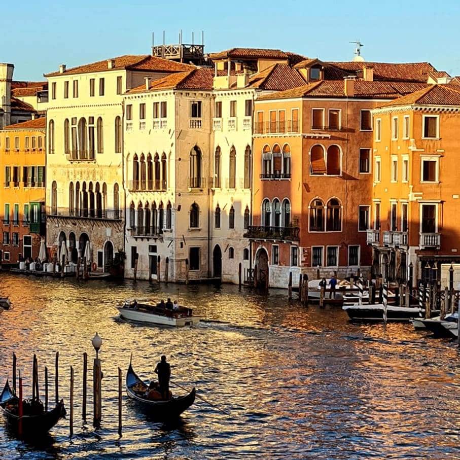 Grand Canal Venise au coucher du soleil avec gondoles et palais
