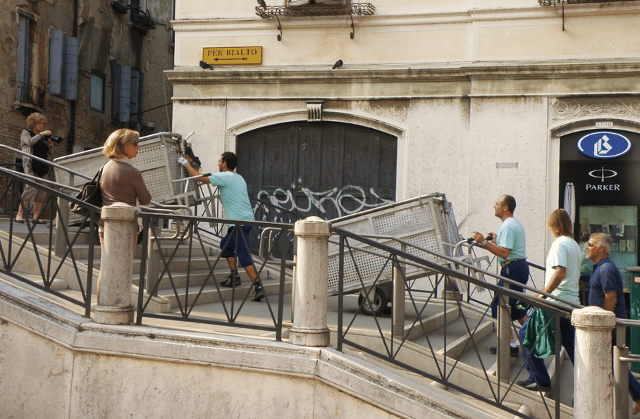 livreurs montant escaliers venise transport marchandises pont