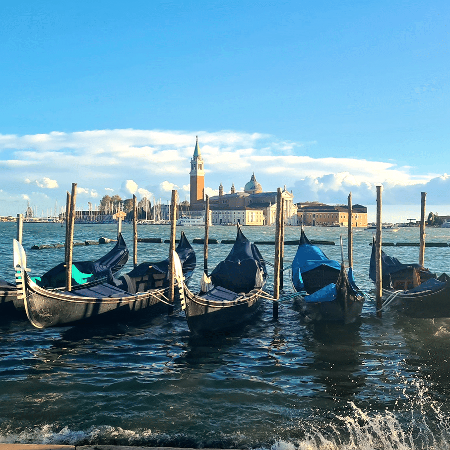 gondoles venise san giorgio maggiore lagune ciel bleu