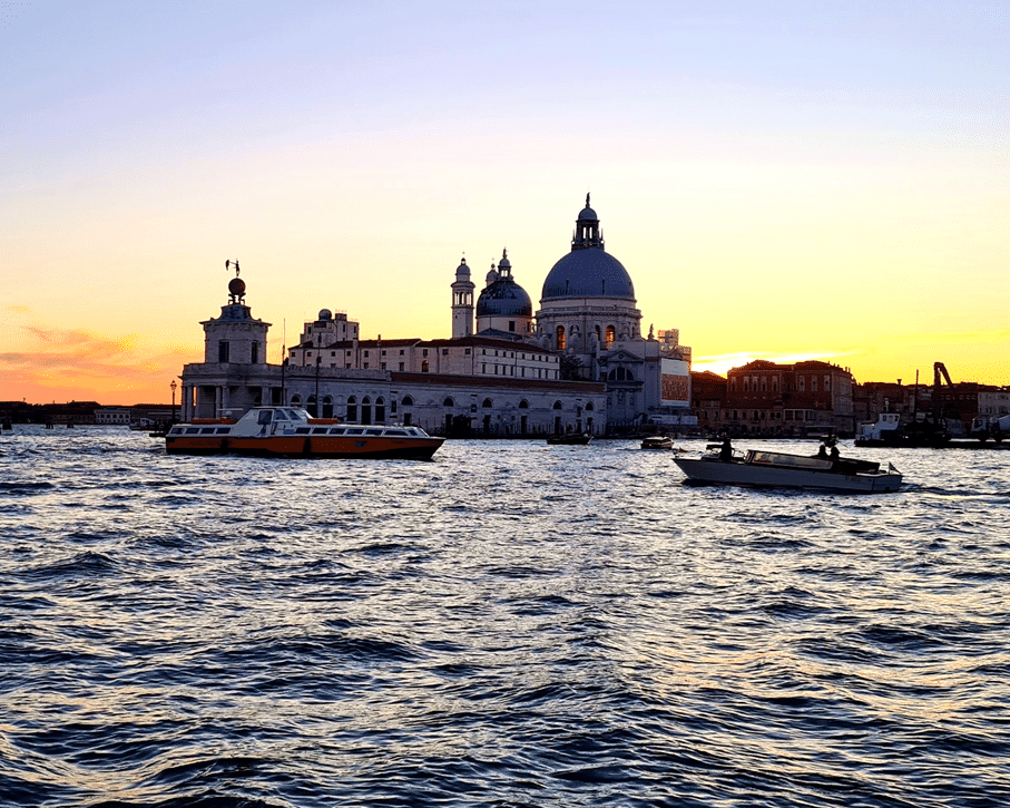 santa maria della salute venise coucher soleil lagune bateaux