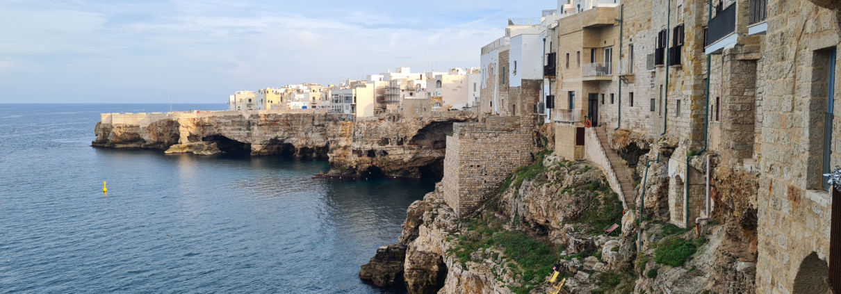 Village côtier dans les Pouilles en Italie, maisons accrochées aux falaises au-dessus de la mer