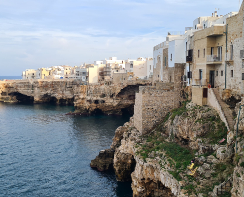 Pouilles – village sur les falaises – Italie Village côtier dans les Pouilles en Italie, maisons accrochées aux falaises au-dessus de la mer