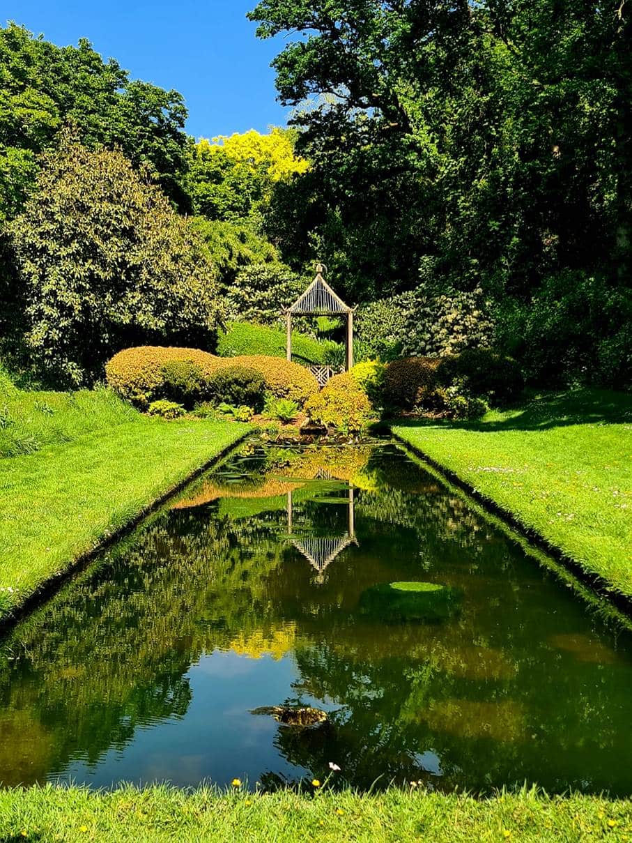 terrasse et bassin avec pagode jardins de kerdalo