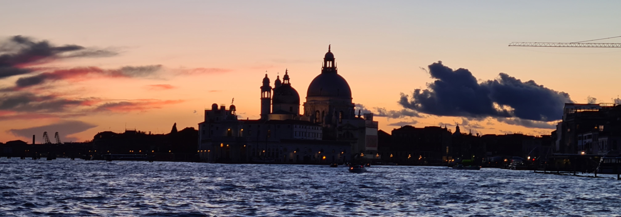coucher de soleil sur la basilique Santa Maria della Salute à Venise