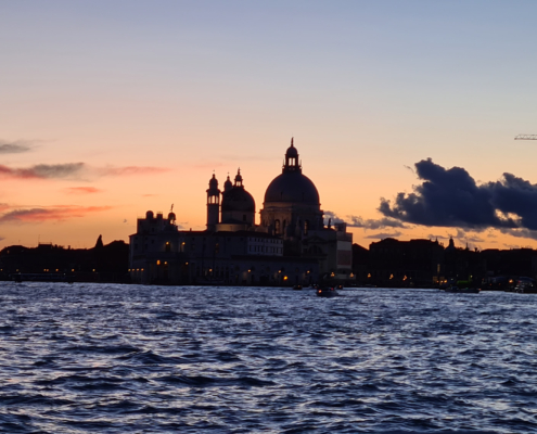 coucher de soleil sur la basilique Santa Maria della Salute à Venise